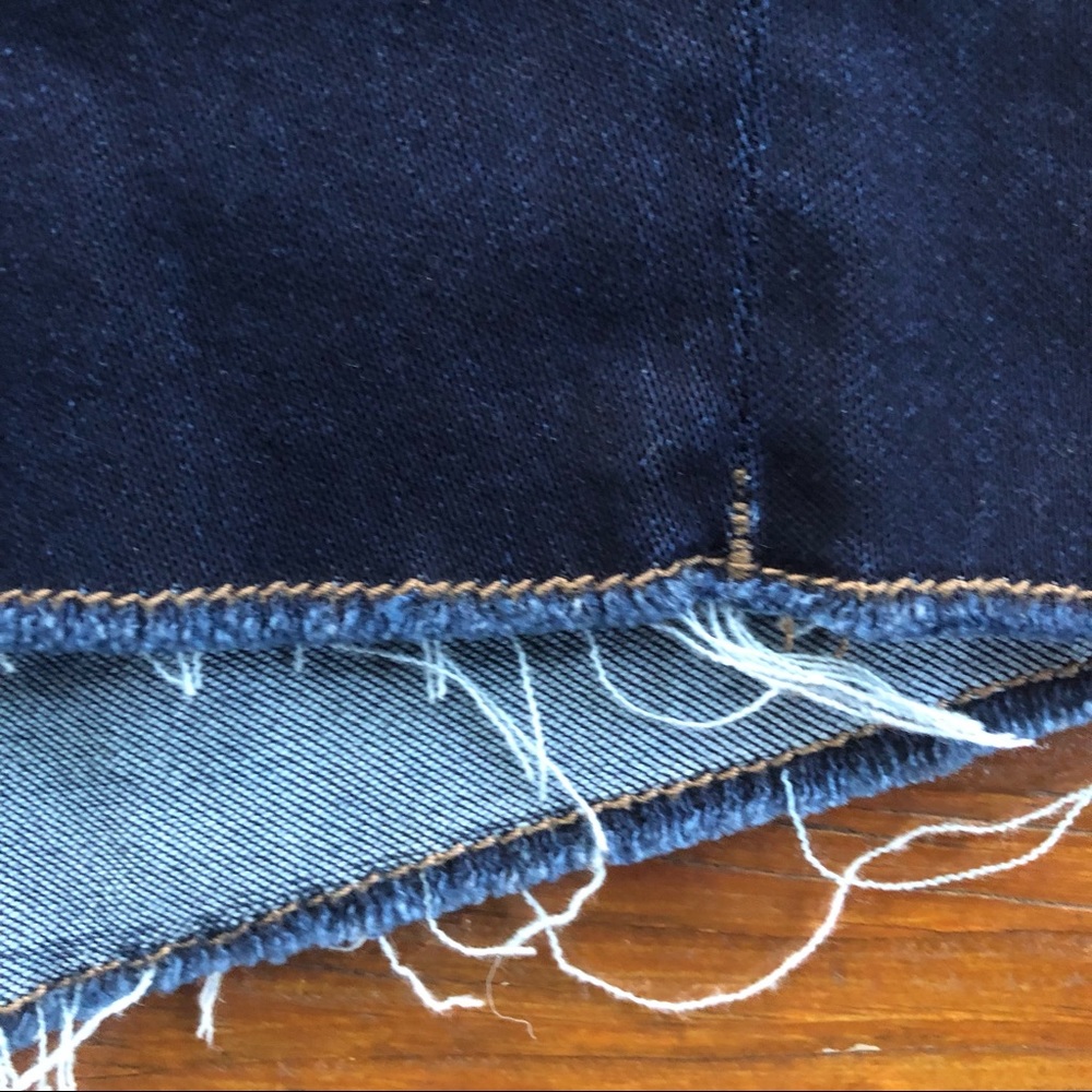 AE Hi-Rise Shortie dark wash shorts size 4 - Picture 7 of 7